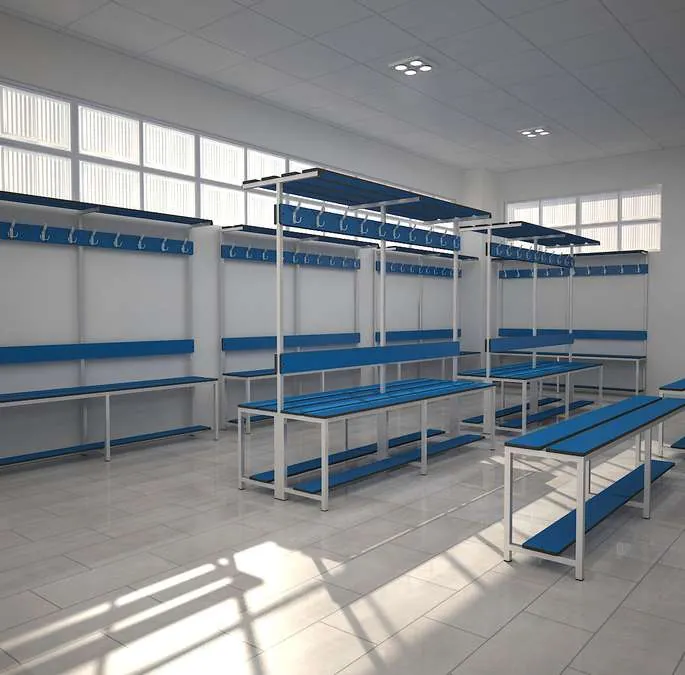 Vestuario con bancos y percheros de estructura blanca y asiento azul