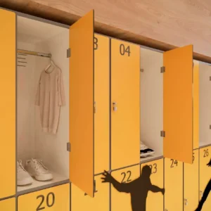 Detalle de taquillas numeradas con puertas personalizadas