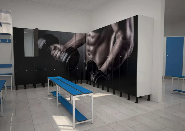 Vestuario de gimnasio con taquillas viniladas y bancos azules