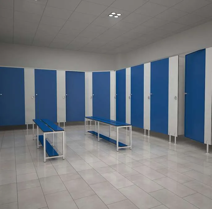 Vestuario sanitario con cabinas azules y bancos